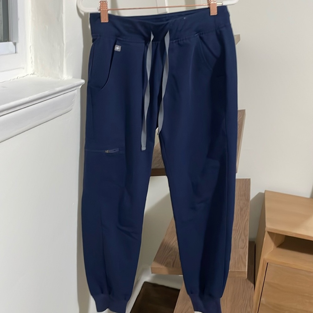 Figs crop scrubs